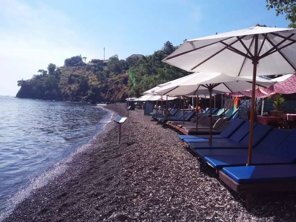 Designing High-End Luxury Villas Along the Jemeluk Bay Curvature