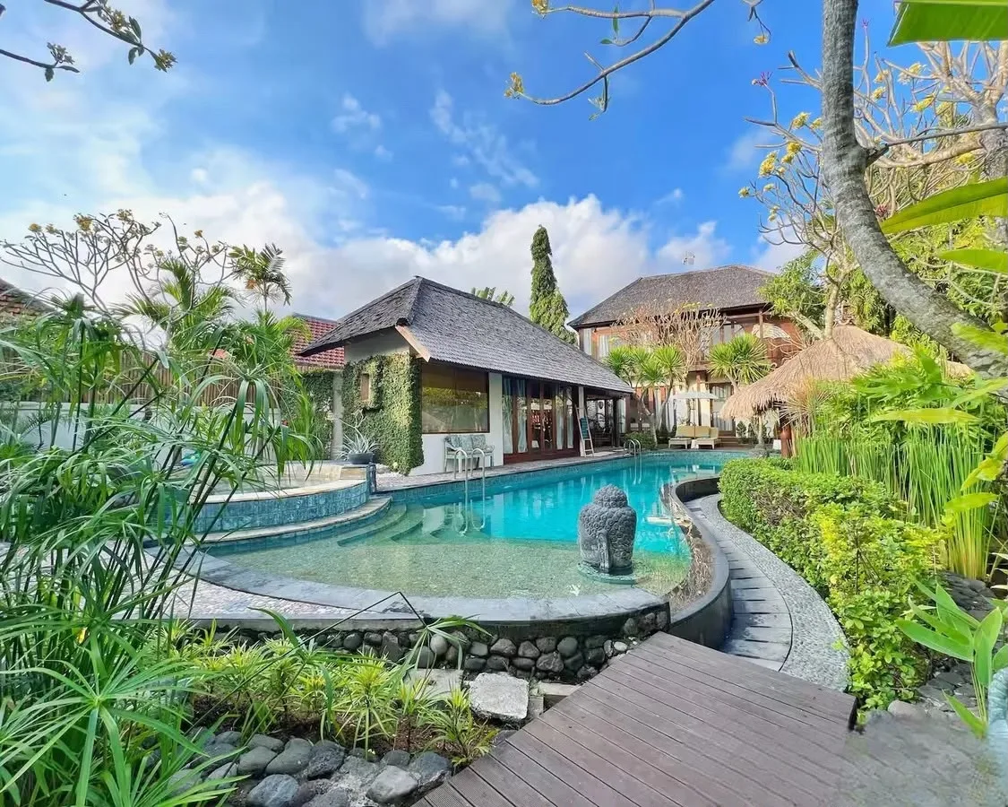 Leasehold 5 Bedroom Tropical Investment Villa for Sale in Seminyak Bali
