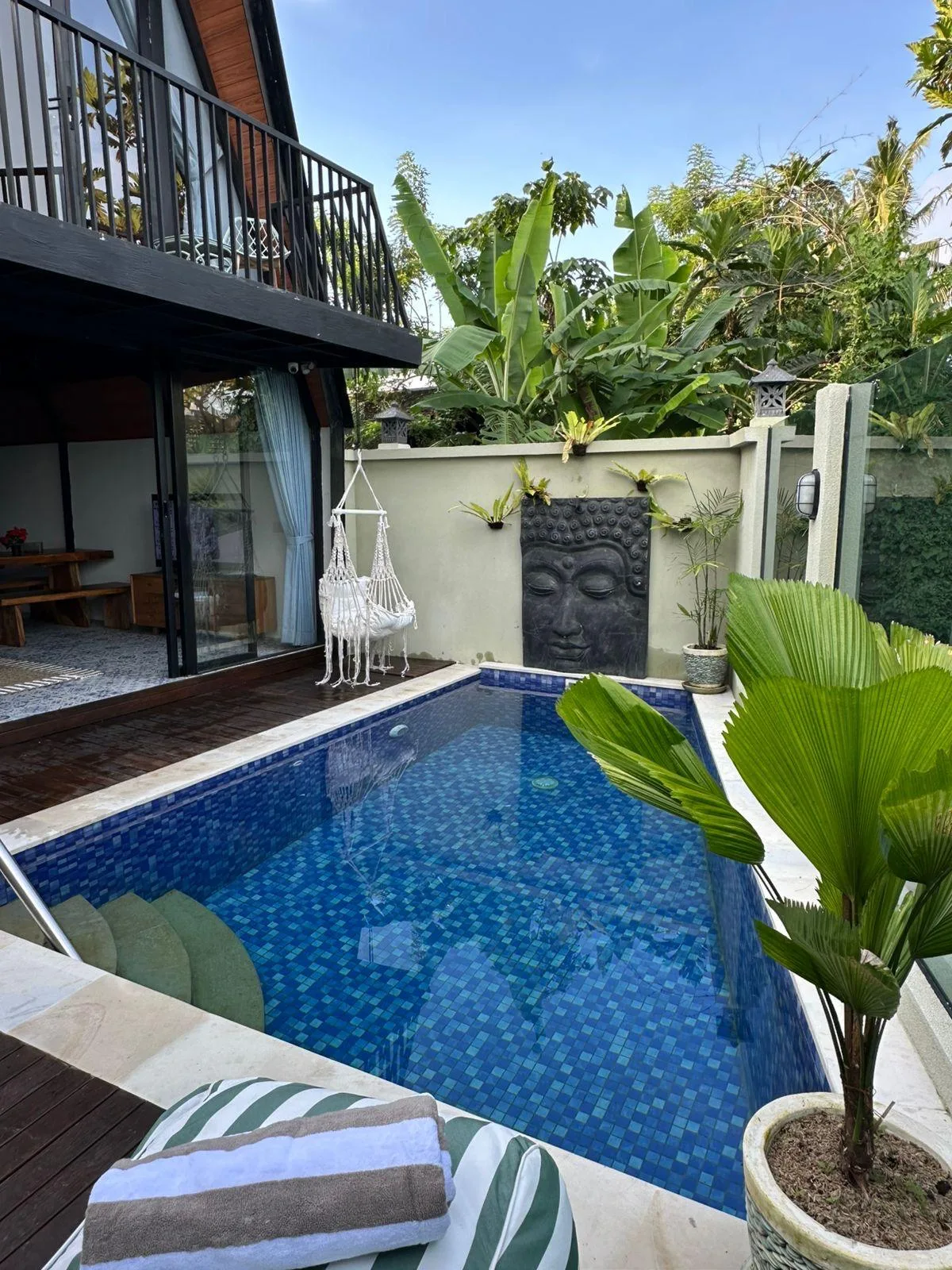 1-Bedroom Wood Villa in Tumbak Bayuh: Cozy Modern Tropical Living
