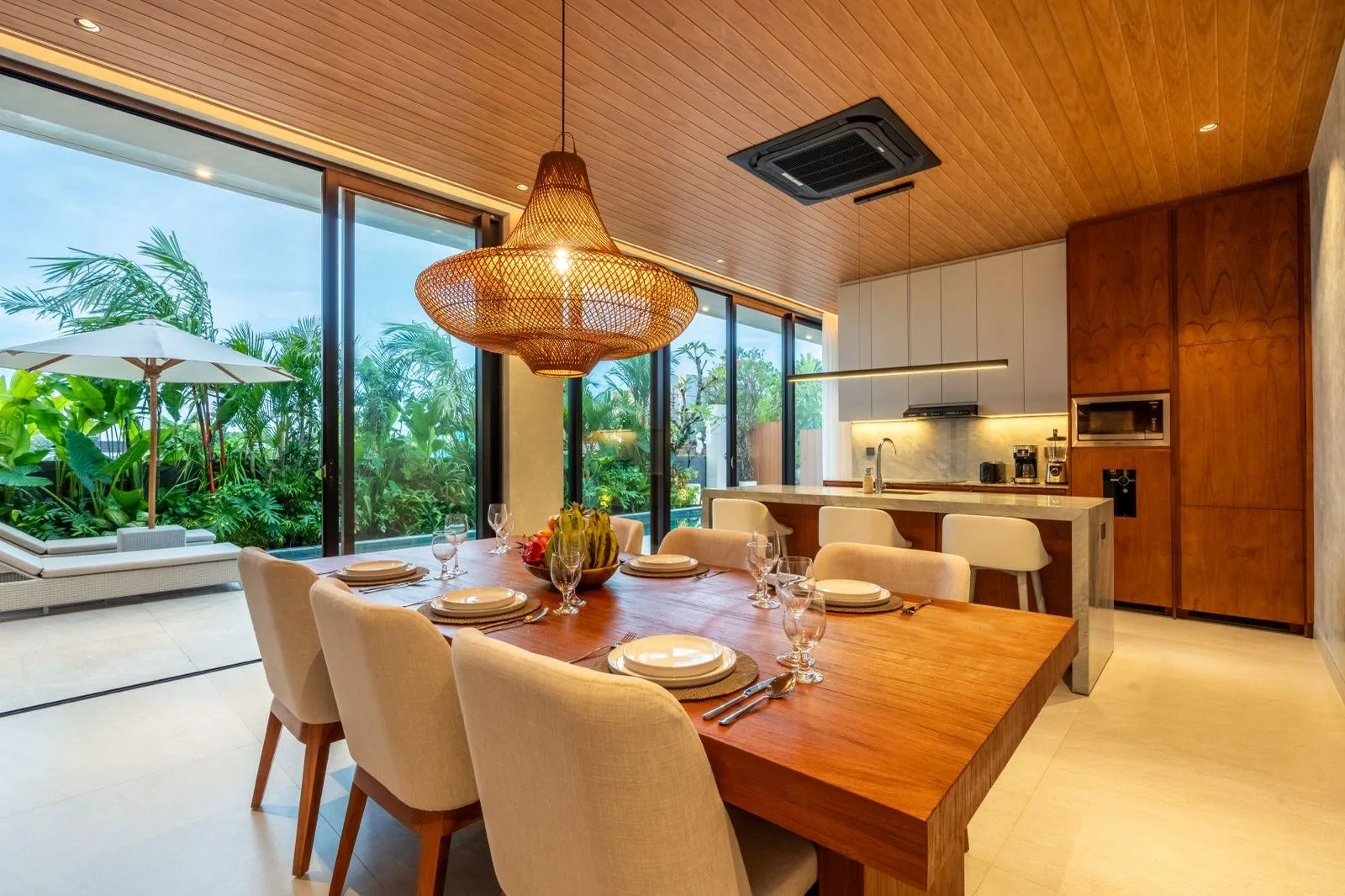 Umalas 3-Bedroom Luxury Villa: Modern Tropical Living with Rice Field Views