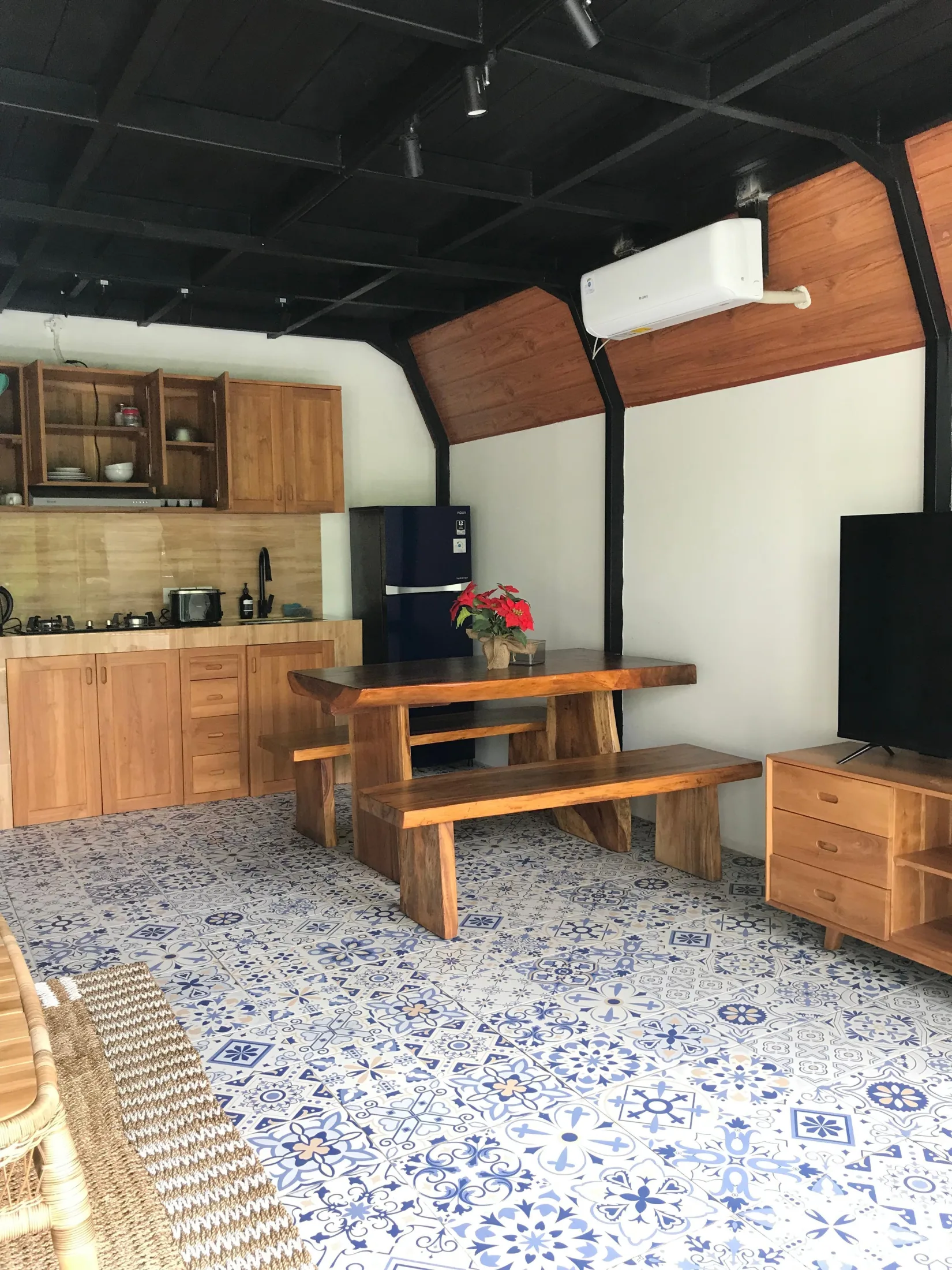 1-Bedroom Wood Villa in Tumbak Bayuh: Cozy Modern Tropical Living