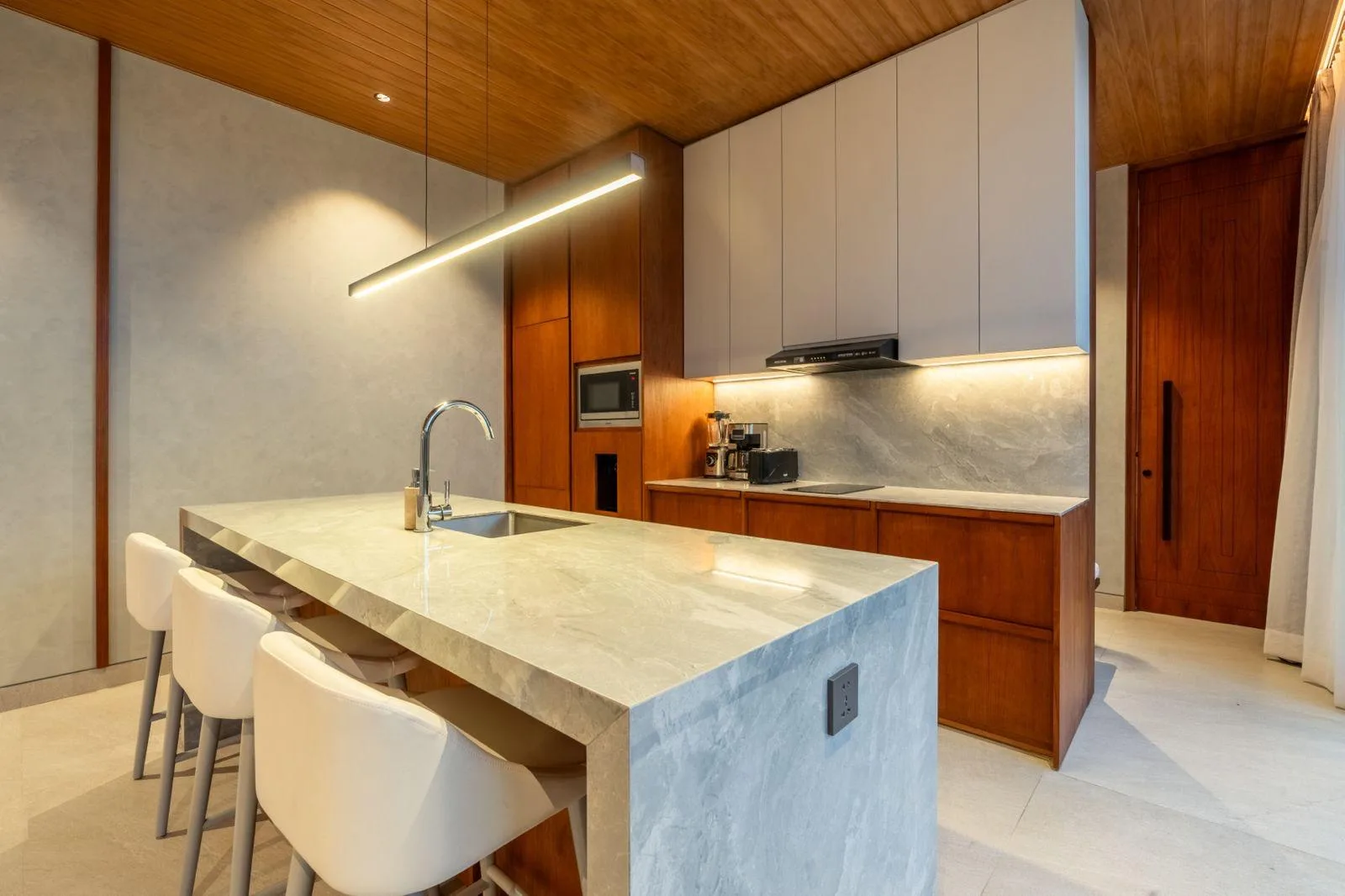 Umalas 3-Bedroom Luxury Villa: Modern Tropical Living with Rice Field Views