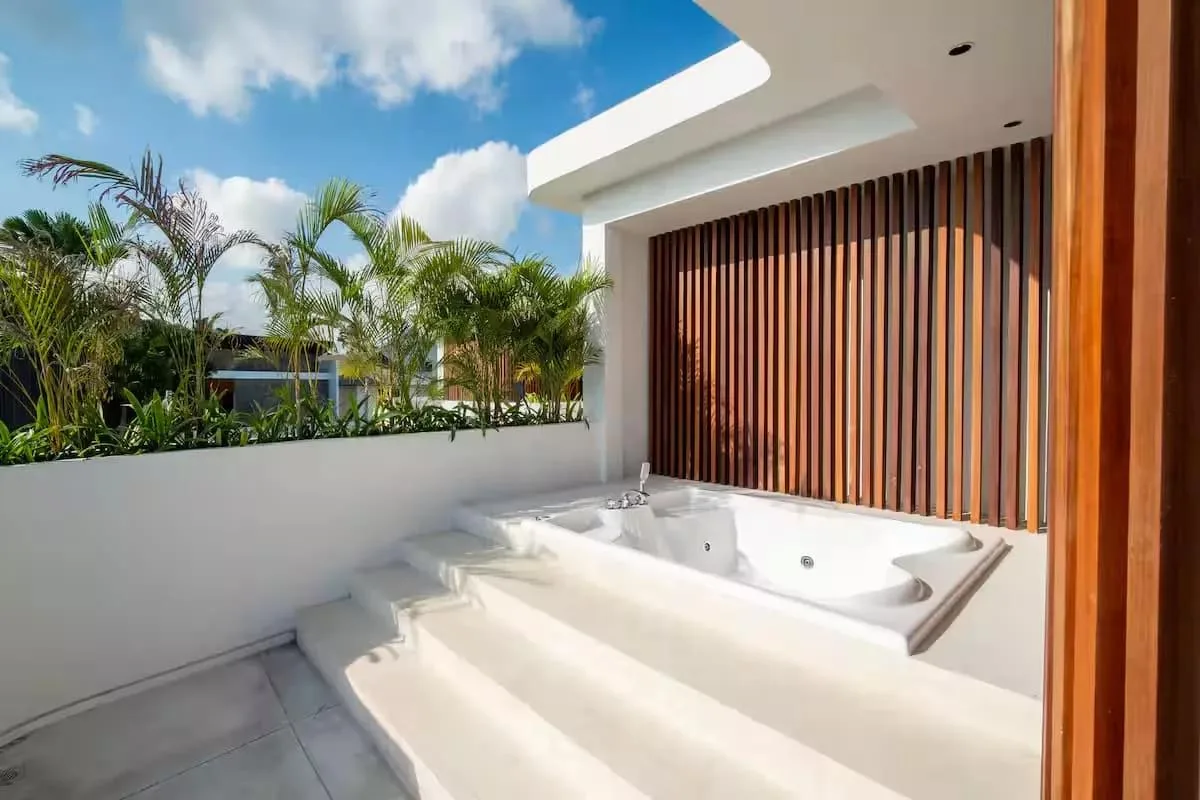 Leasehold 4 Bedroom Modern Contemporary Villa for Sale in Berawa Canggu