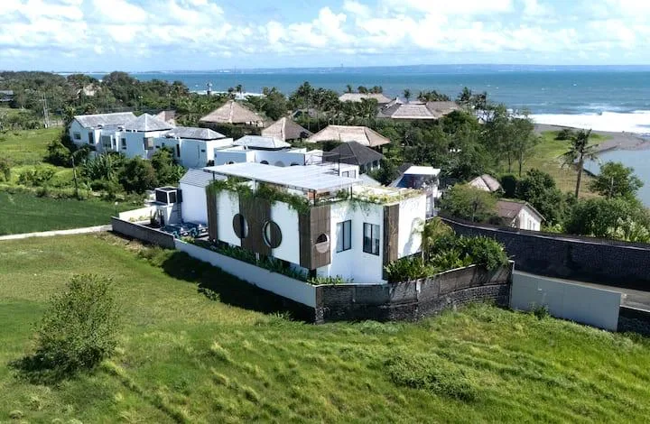 Daily 4 Bedroom Luxury Rental Villa in Pererenan Beachside Bali