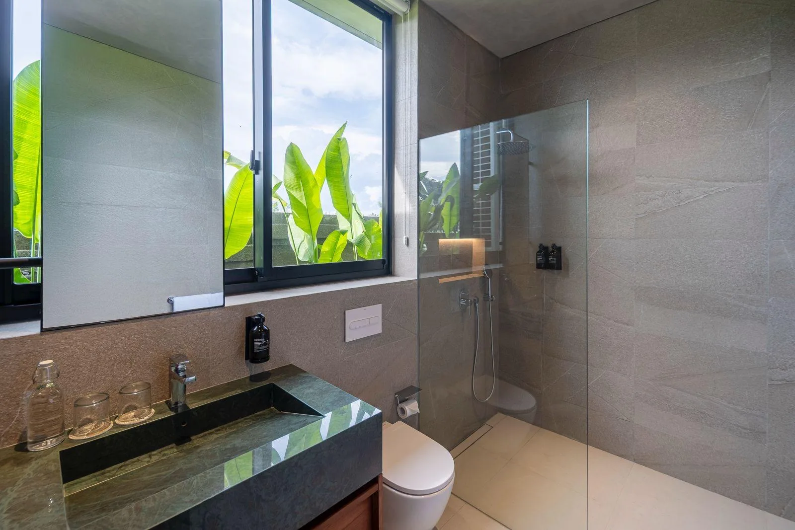 Umalas 3-Bedroom Luxury Villa: Modern Tropical Living with Rice Field Views