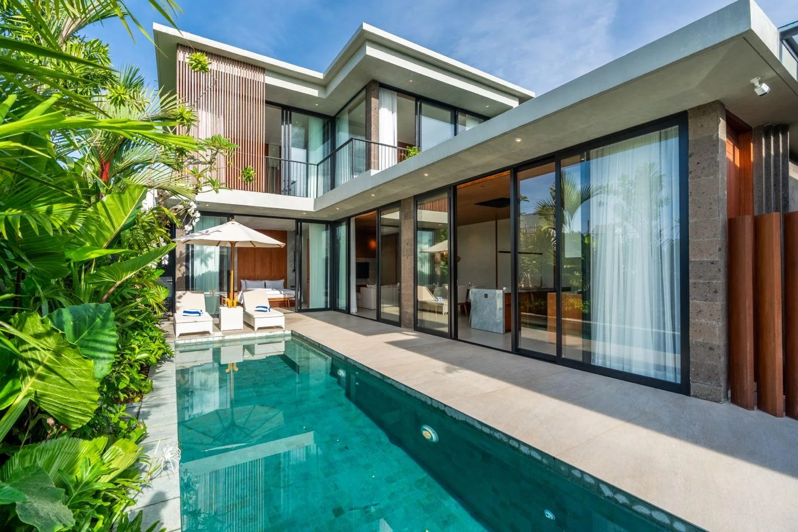 Umalas 3-Bedroom Luxury Villa: Modern Tropical Living with Rice Field Views