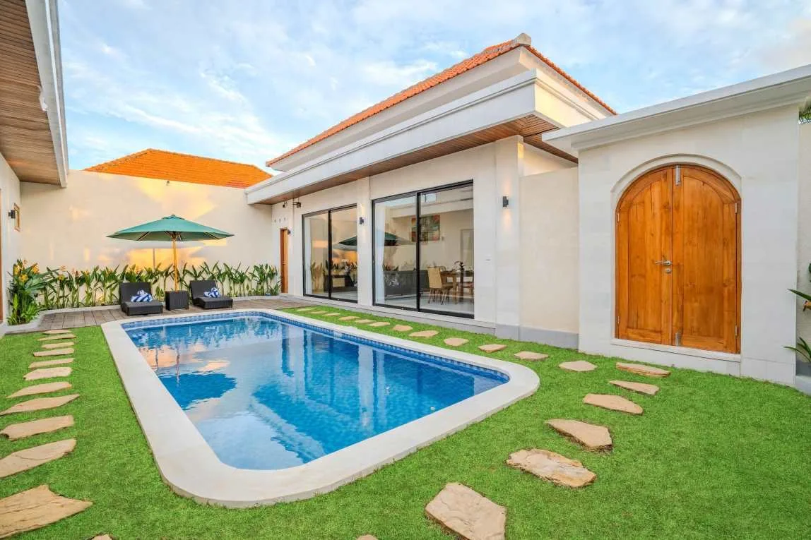 2 Bedroom Tropical Living Villa for Yearly Rent in Central Seminyak