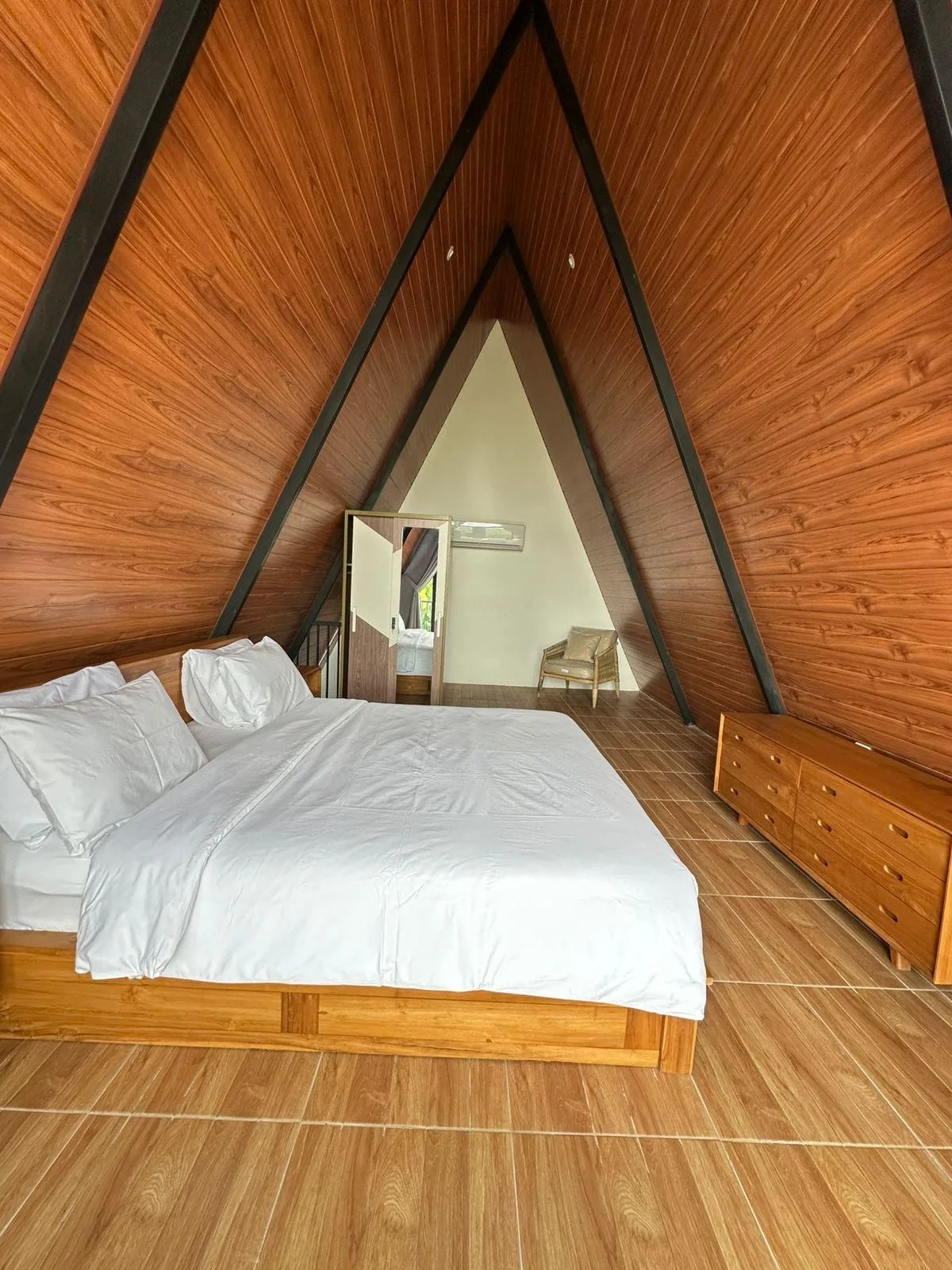 1-Bedroom Wood Villa in Tumbak Bayuh: Cozy Modern Tropical Living