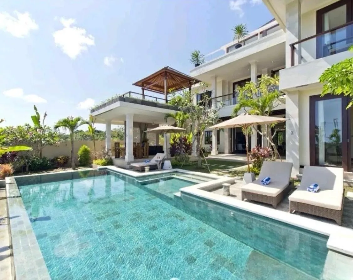 Freehold 6 Bedroom Luxury Estate with Tennis Court for Sale in Uluwatu