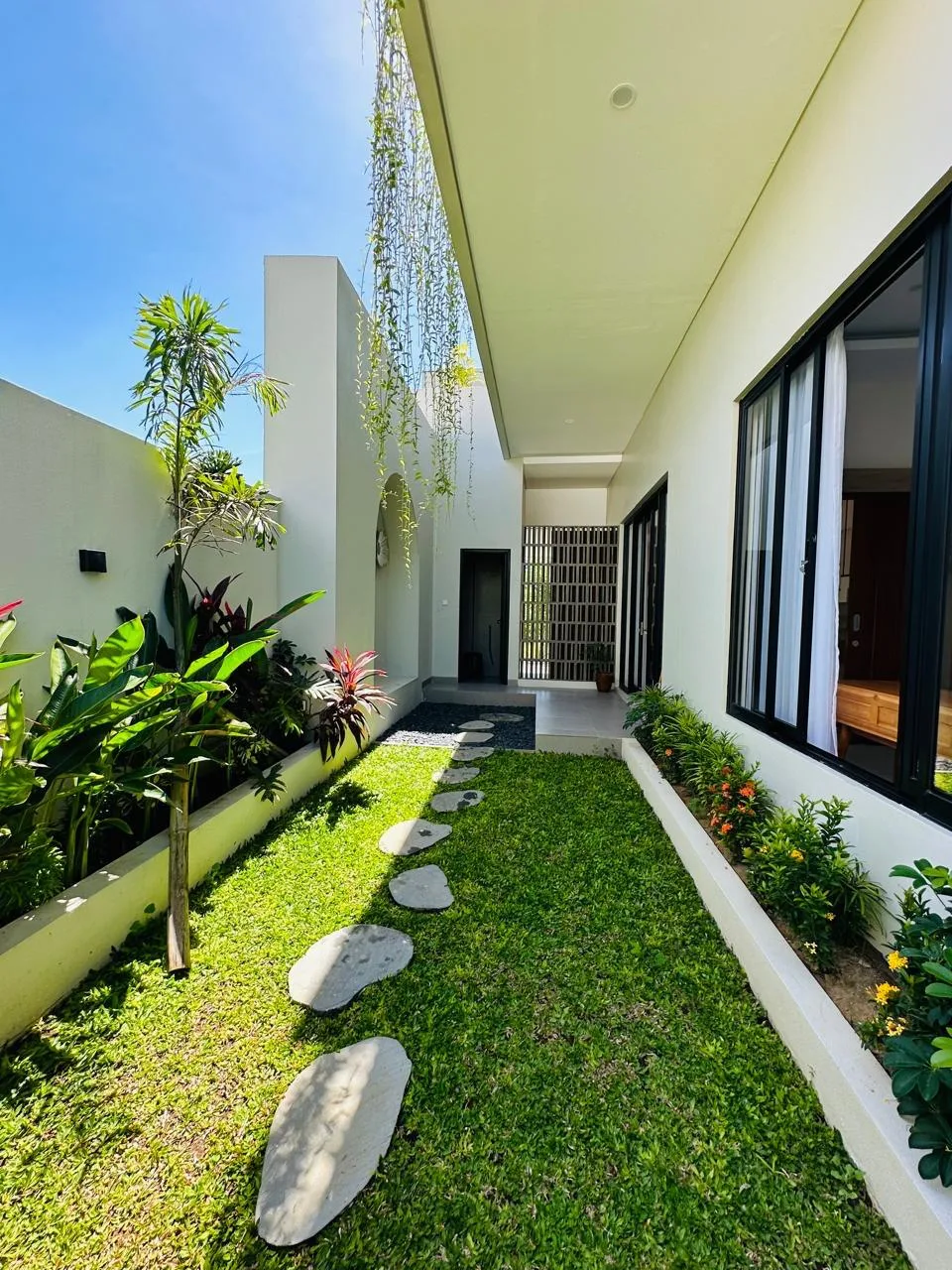 Freehold Modern Santorini Villa in Goa Gong Ungasan